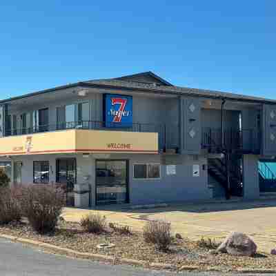 Super 7 Motel Hotel Exterior