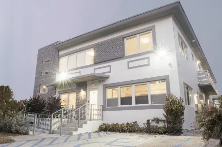 Sobe Lux Отели рядом с достопримечательностью «Art Center - Richard Shack Gallery»