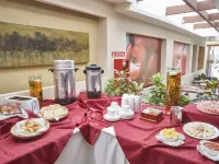 Embassy Quito Отели рядом с достопримечательностью «Площадь Фоч»