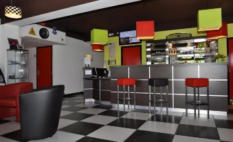 Enzo Hotels Cannes-Écluse by Kyriad Direct