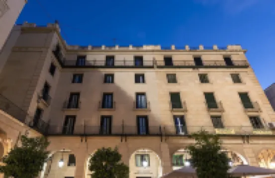 Eurostars Mediterranea Plaza Hoteles cerca de Escultura San Juan Bautista de Salvador Dalí