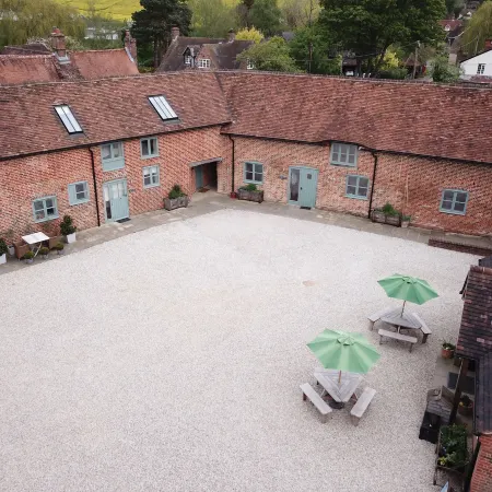 Manor Farm Courtyard Cottages Отели в г. Татчем