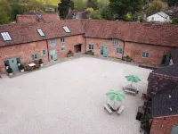 Manor Farm Courtyard Cottages Hotels in Thatcham