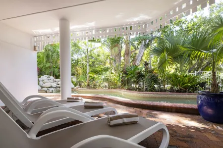 The White House Port Douglas Отели рядом с достопримечательностью «Flames of the Forest»