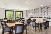 Travelodge by Wyndham Rigaud Hotels in Vaudreuil-Soulanges