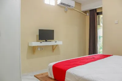 RedDoorz Syariah Near Pasar Modern Cikopo فنادق في Kotabaru