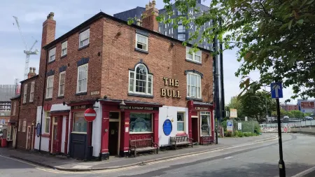 The Bull Отели рядом с достопримечательностью «Birches Green Evangelical Free Church»