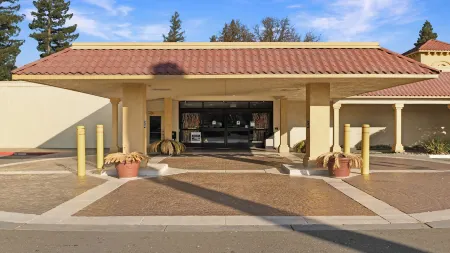 Howard Johnson by Wyndham Sacramento Downtown