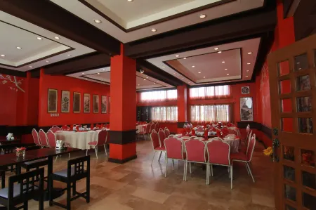 Hotel Supreme Отели рядом с достопримечательностью «La Trinidad Vegetable Trading Post»