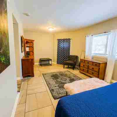 The Stone Castle - with Private Yard & Parking, Near Falls & Casino by Niagara Hospitality Rooms