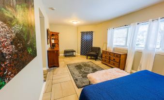 The Stone Castle - with Private Yard & Parking, Near Falls & Casino by Niagara Hospitality