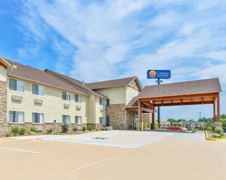 Comfort Inn & Suites Riverview Near Davenport and I-80 Отели в г. Ле Клэр