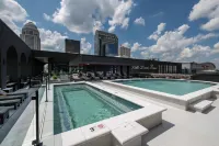 Hotel Bourre Bonne Louisville, Curio Collection by Hilton - Pools