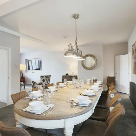 Luxurious 7-Bedroom Home in Solihull, Close to NEC & BHX