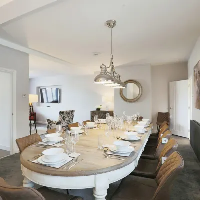 Luxurious 7-Bedroom Home in Solihull, Close to NEC & BHX Hotels in Shirley