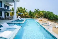 Sand Castle Vista - Spacious 4-Bed Villa in Placencia Village w Pool -  Ferienhäuser