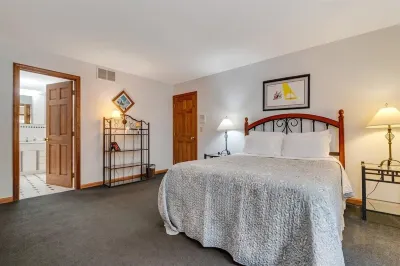 Griffin Lakefront on Lake Wallenpaupack with Private Dock, AC - Sleeps 10 Lake Wallenpaupack附近的飯店