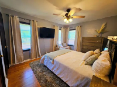 Cozy 1-bedroom apartment in lovely St. Louis with WiFi, AC โรงแรมใน