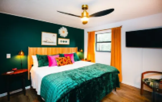 Sugar Pine Cabin-2 bed with firepit, WiFi, near downtown Dahlonega & wineries