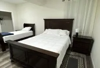 Charming 2-bedroom house in marvelous Denver with AC, WiFi Hotels in Gateway