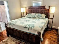 2-bedroom house, fits 6, bike trails, pet friendly, lakes, downtown night life! 因弗內斯酒店