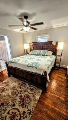 2-bedroom house, fits 6, bike trails, pet friendly, lakes, downtown night life! Hotels near Wallace Brooks Park