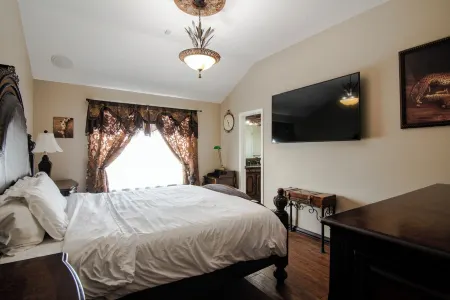 Charming Pond Villa 3-bedroom 2 Bath house DFW