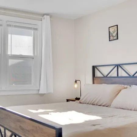 Beautiful 2-bedroom house with AC and fast WiFi in Belleville