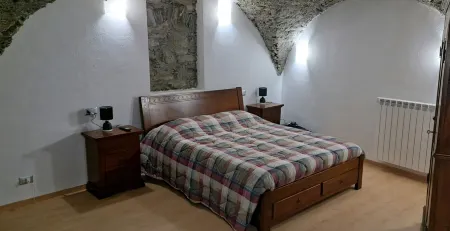Finely renovated two-room apartment with typical stone vaults.