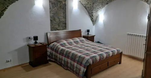 Finely renovated two-room apartment with typical stone vaults.