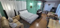 Cozy Guesthouse/Garden Hideaway Retreat, Private Entrance, Safe and Quiet Area