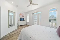 Pier Park only 50 Steps to the beach! Pet friendly. Ocean View.