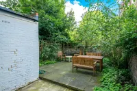 Joivy Stylish 2-Bed Flat W/ Private Garden in Notting Hill, Hotels in Notting Hill