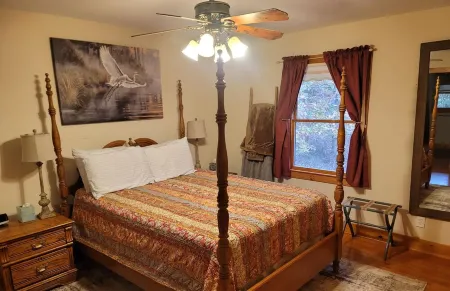 Cozy cabin in charming Columbus. Minutes from Equestrian Center, vineyards etc..