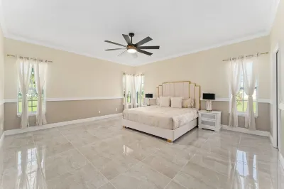Luxurious 5-Bedroom Retreat: Gold Accents, Modern Amenities, & Fun Hôtels à proximité de : Wild Florida Airboats & Gator Park