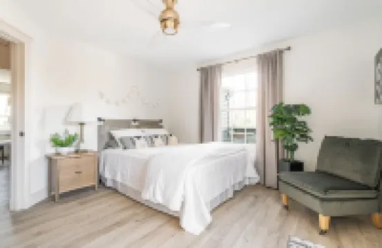 Luxe Cottage w/ hot tub + firepit + library near lake. Pet friendly!