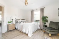 Luxe Cottage w/ hot tub + firepit + library near lake. Pet friendly!