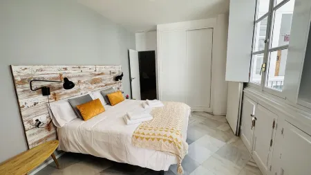 Apartamentos Gadir Centro Отели в г. Кадис