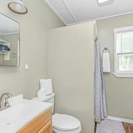 Close to Hospital and Downtown, Eastside Bungalow, Dogs Welcome + Fee