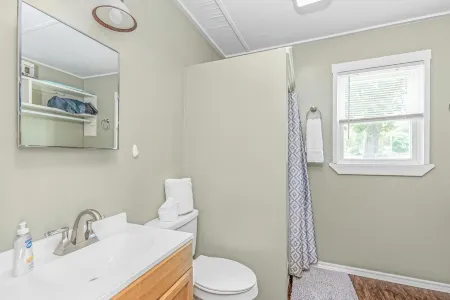 Close to Hospital and Downtown, Eastside Bungalow, Dogs Welcome + Fee Отели рядом с достопримечательностью «Publix Super Market at Renaissance City Center»