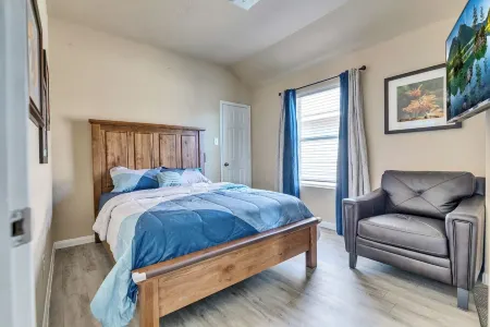 Charming 4-Bedroom House in Peaceful Houston IAH with AC, WiFi Отели рядом с достопримечательностью «Мерсер Ботаник Гарденс»