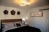 Luxury Meets Historic @ The Luxe Loft - AMAZING LOCATION! Hotels in Algoma