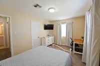 BFL Airport Casita, 2 bed 1 bath Great backyard! Wifi & A/C!