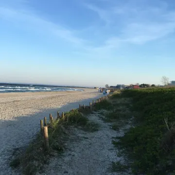 Cottage with fireplace, near the beach, dogs welcome, kitchen is new, fenced