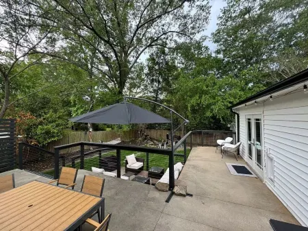 Spacious 5-bedroom house in delightful Greenville 10 minutes from downtown