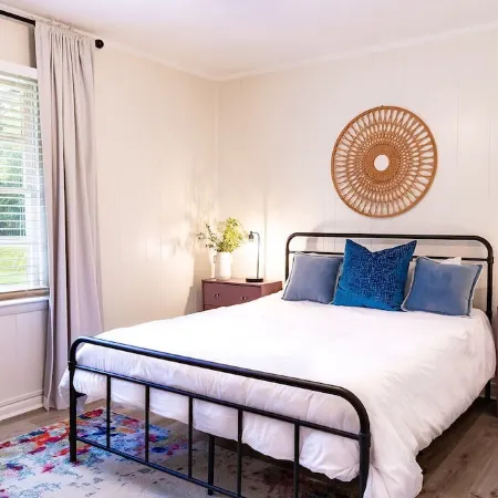 Artist's Bungalow- 1/2 mi from Covington Square