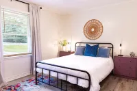 Artist's Bungalow- 1/2 mi from Covington Square