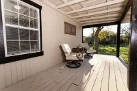 Cozy cabin in welcoming Belton with WiFi, AC