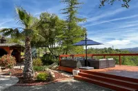 Hilltop Yosemite Retreat w/ Views, Hot Tub, Pool, Game Room, Close to Town