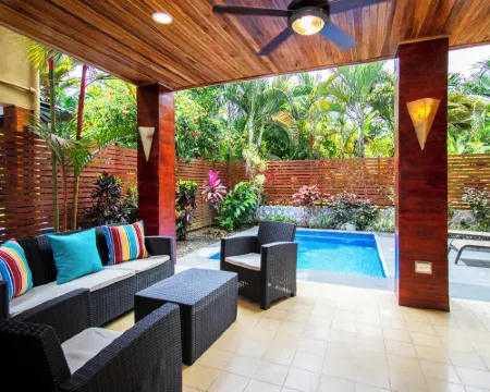 3 min walk to surf, 3bedrooms, Villa, Pool, Steps to the Beach! Hotels in Dominical